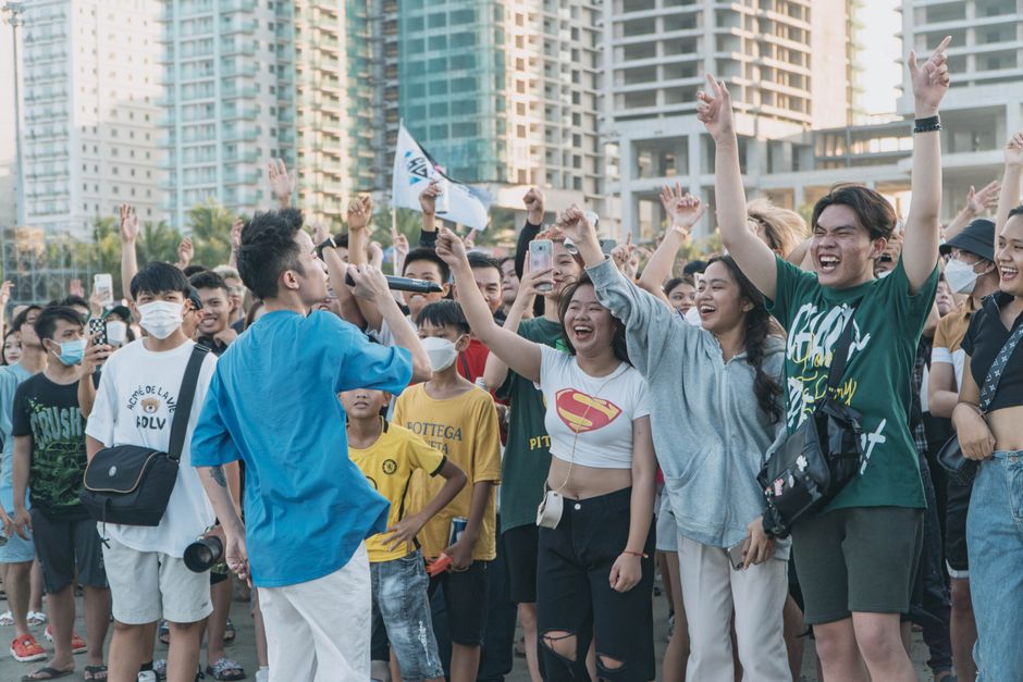 Planejamento de Viagens. — Energetic crowd enjoying an outdoor live performance, capturing joy and unity in a city
